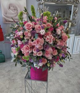 Omar Santillán, decorador de los XV años de la hija de Larry Hernández, creando momentos inolvidables con elegancia y estilo.